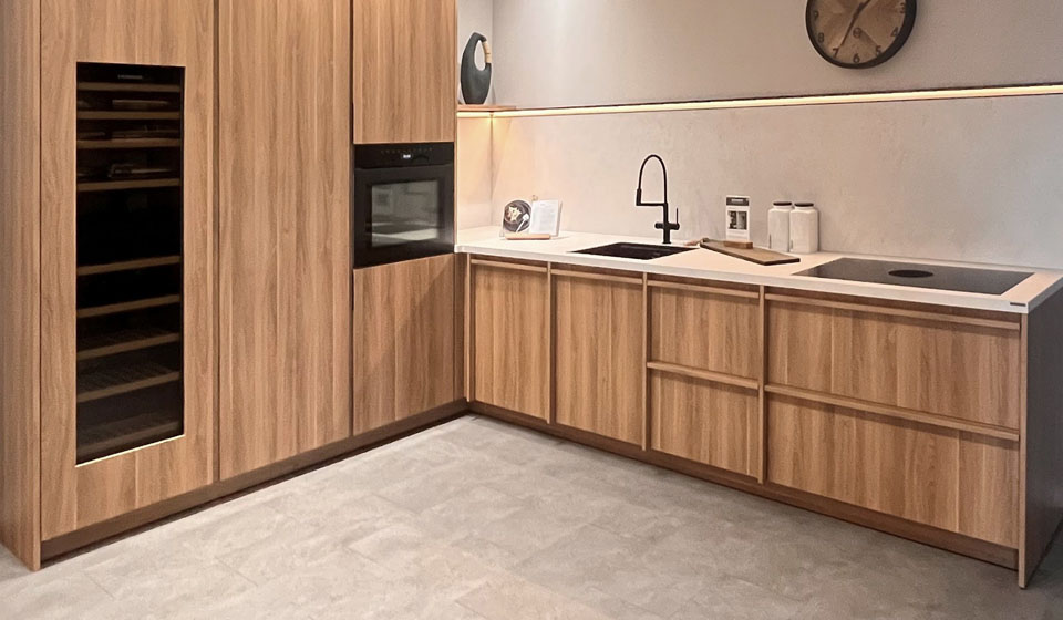 Cuisine Beckermann Japandi Style bois et sérénité — Cailler Électroménager