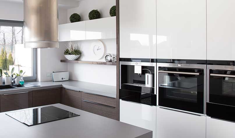 Cuisine de chef volumes maîtrisés — Cologny · Beckermann laqué gris, Gaggenau